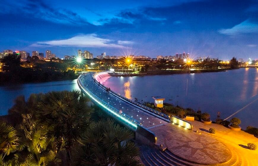 Cầu Ánh Sao & Công viên Hồ Bán Nguyệt