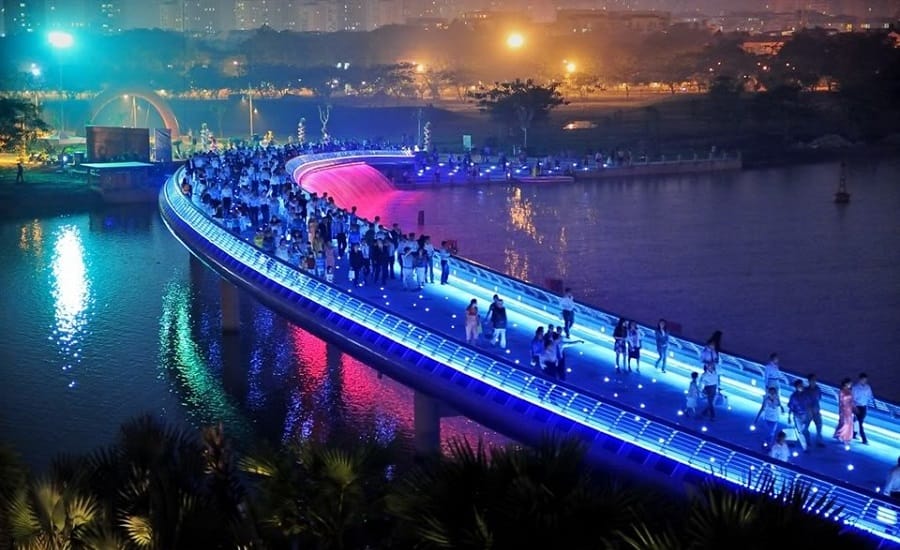 Cầu Ánh Sao & Công viên Hồ Bán Nguyệt