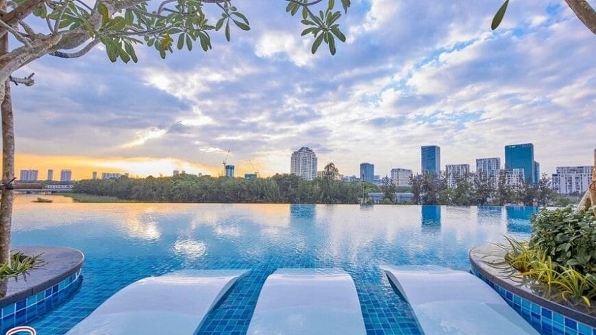 Hồ bơi tại Midtown Saigon