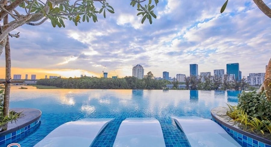 Hồ bơi tại Midtown Saigon